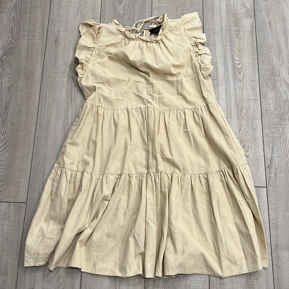 Sleeveless dress. Tie closure in back. Like new. No damage.